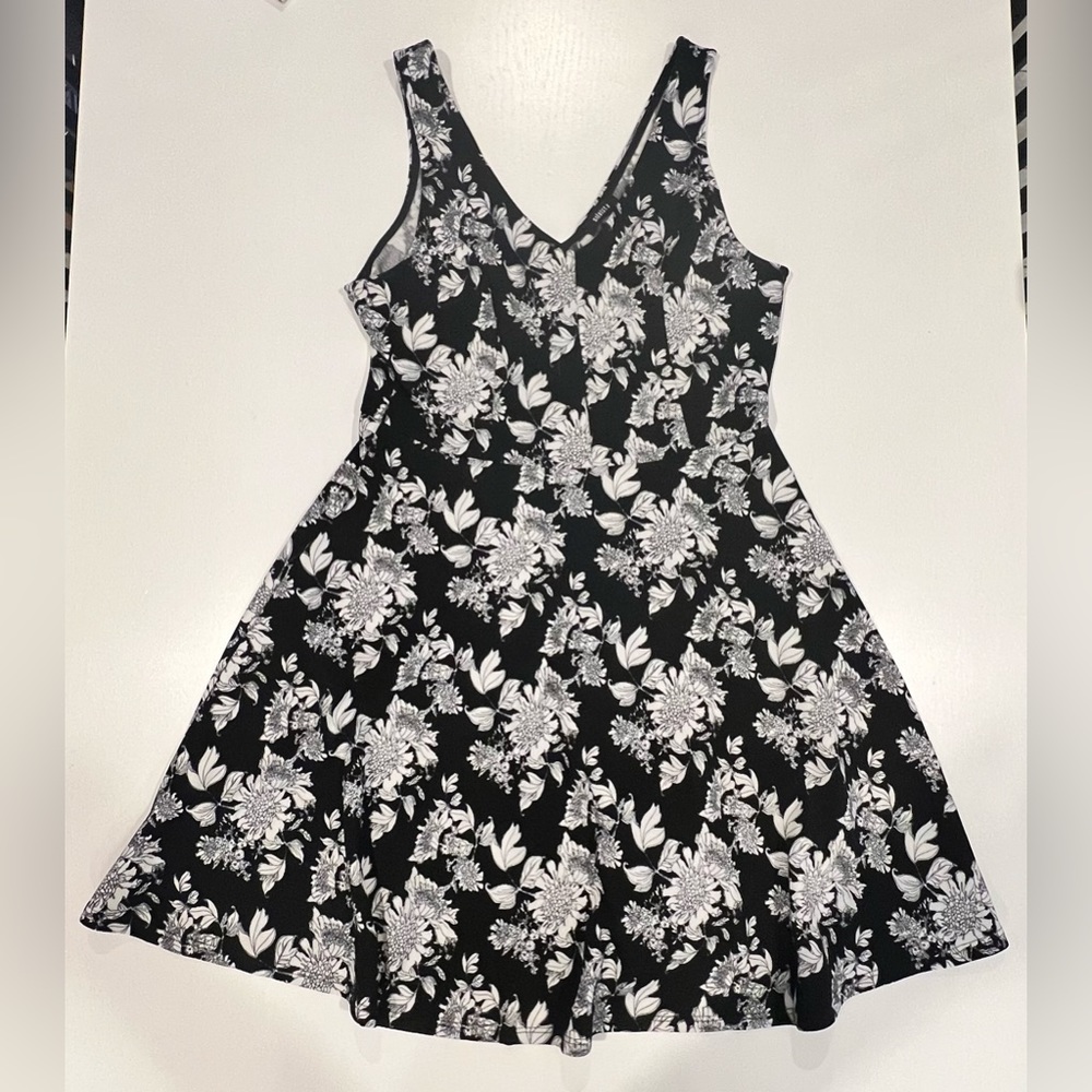 Soloiste: Sleeveless Dress: Black w/ White Floral Print: Large
